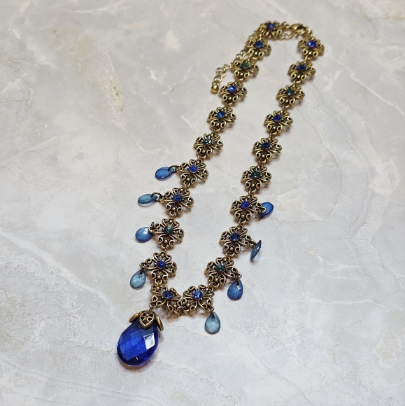 Vintage Avon Collier Briolette Multicolore Blue Rhinestone Scroll Gold Necklace - Picture 2 of 7